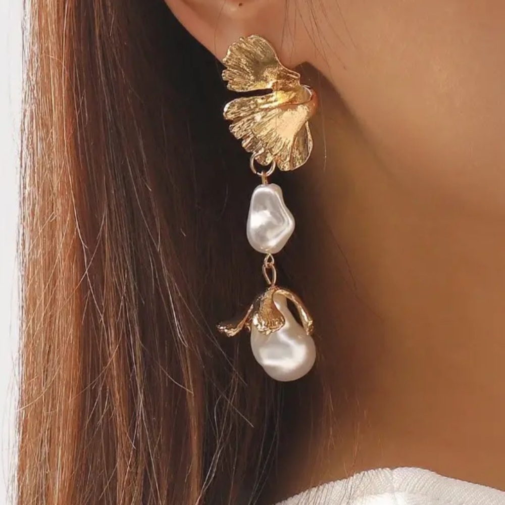 NWOT Baroque Pearl Gold Leaf Drop Earrings - Picture 2 of 2
